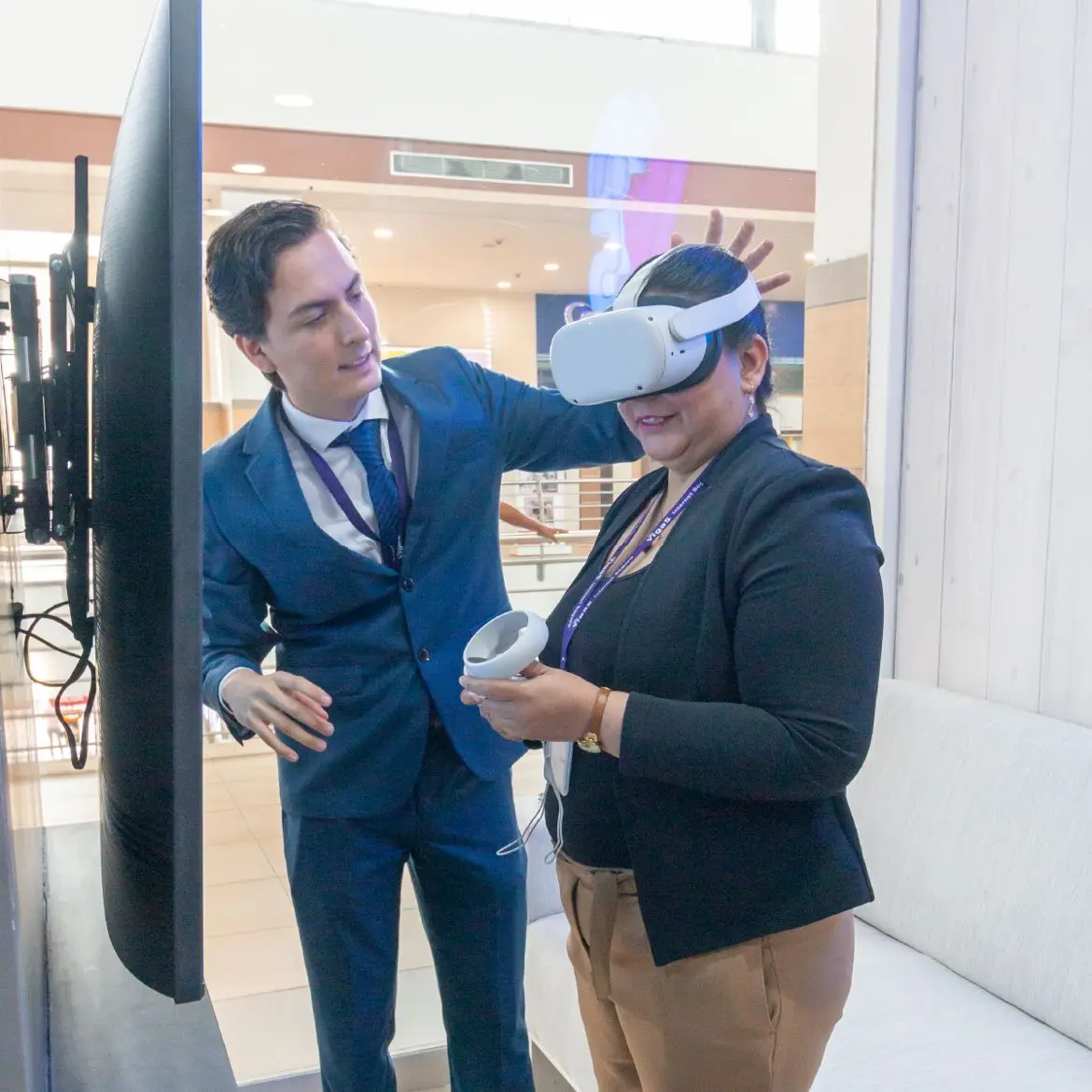 Usuaria probando la experiencia VR